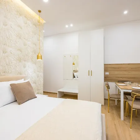 4 Stelle Housing - Rooms And Apartments By Wonderful Italy Naples Exterior photo